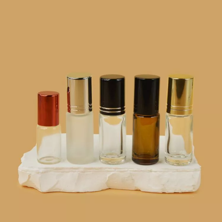 ¿Cómo protegen las botellas enrollables de aceites esenciales premium la actividad de los aceites esenciales durante el transporte diario y los viajes de larga distancia?